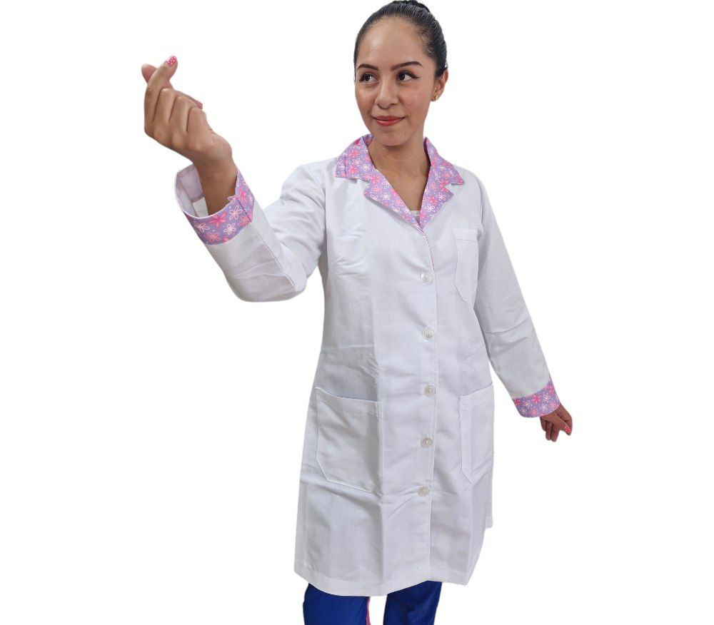 Bata Médica Dama Ceci Decoración Flores Lilas y Margaritas