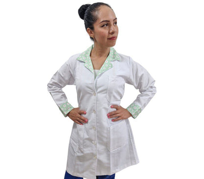 Bata Medica Dama Ceci Decoracion Flores Lilas y Margaritas ENF